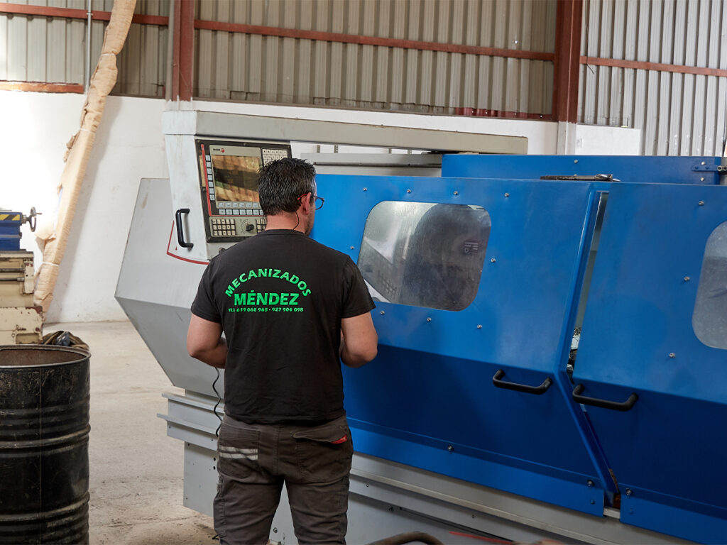 Equipo trabajando en el Torno CNC